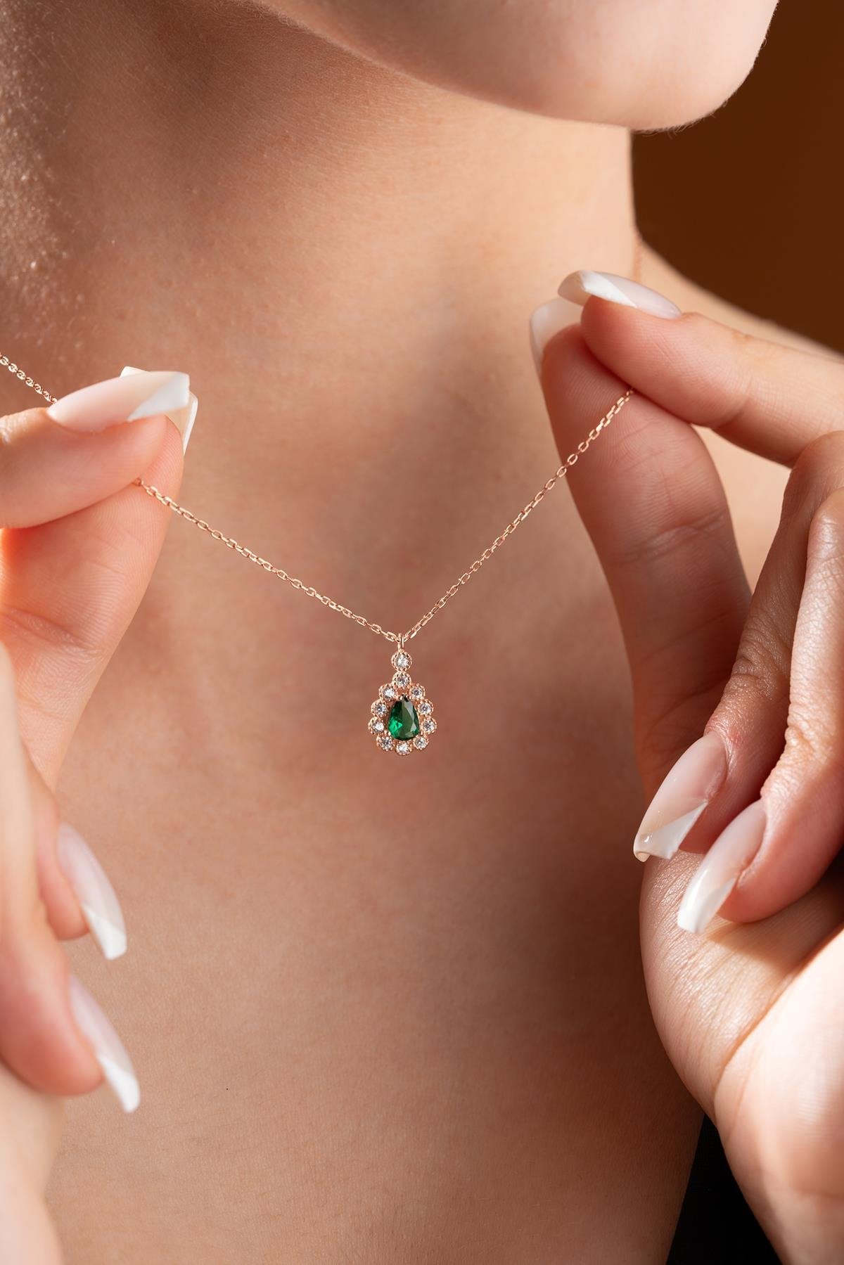 Emerald Stone Mount Drop Necklace