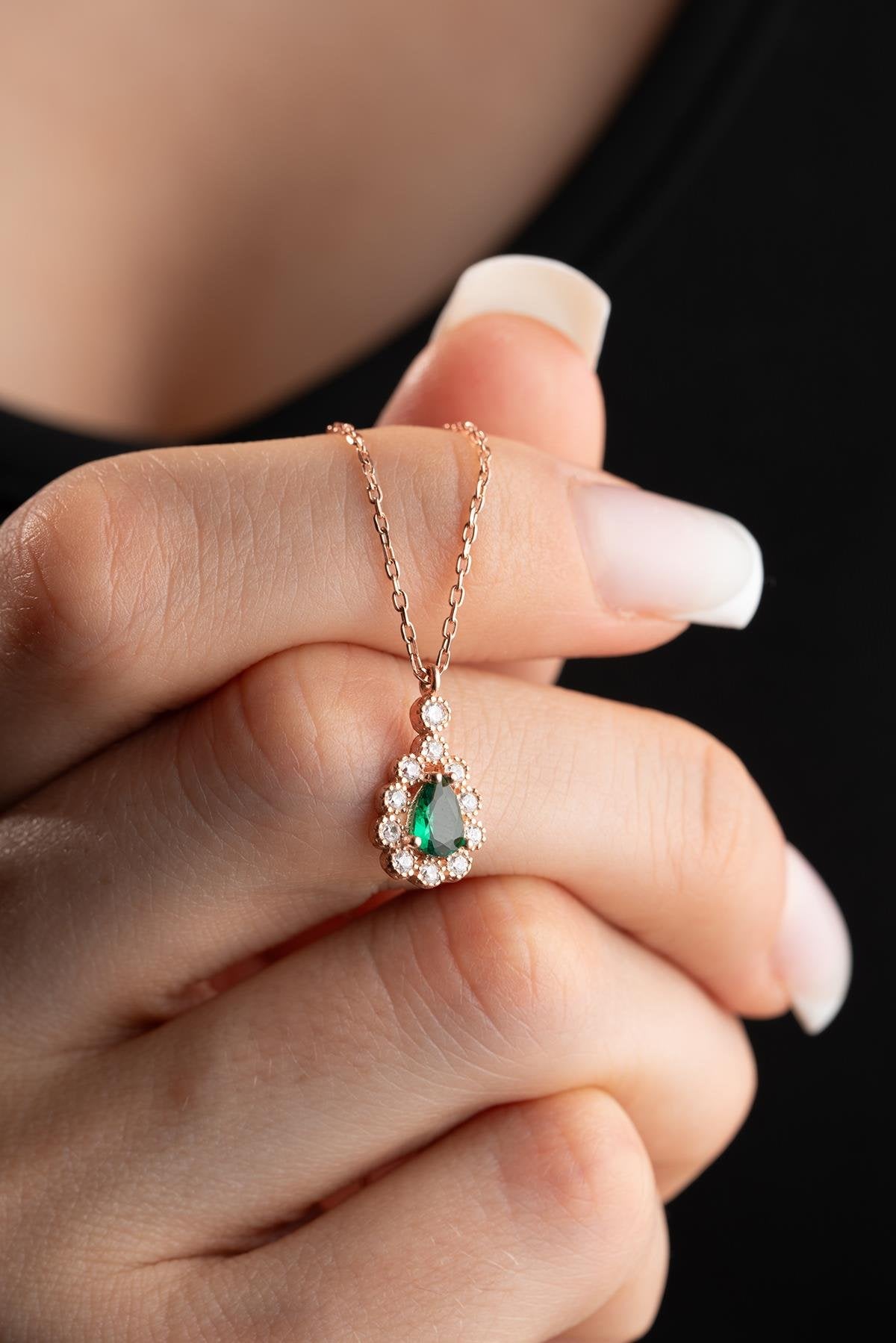 Emerald Stone Mount Drop Necklace